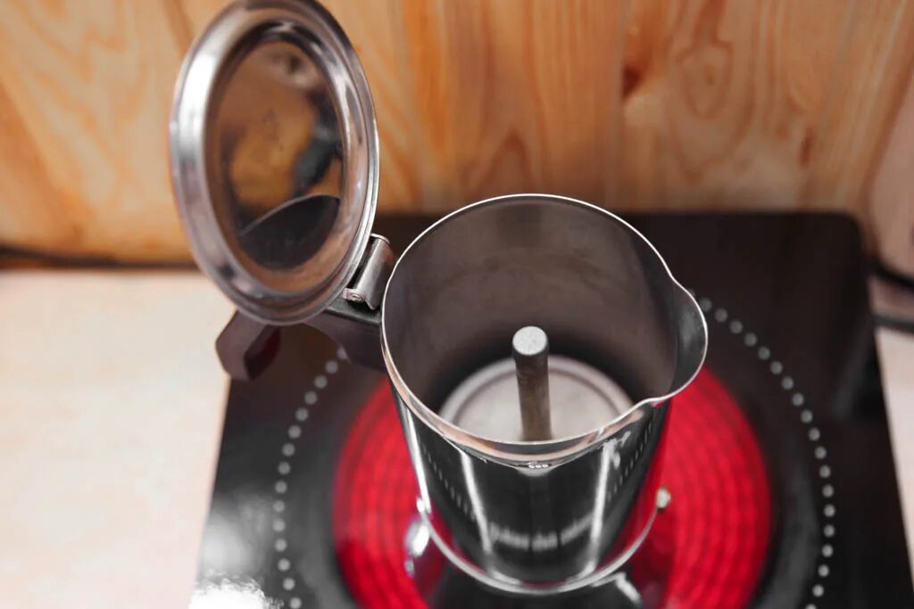 Сколько кофе сыпать в кофеварку. Кофеварка гейзерная Pedrini 1942. Кофеварка для плиты. Кофе в гейзерной кофеварке. Кофеварка под давлением на плите.