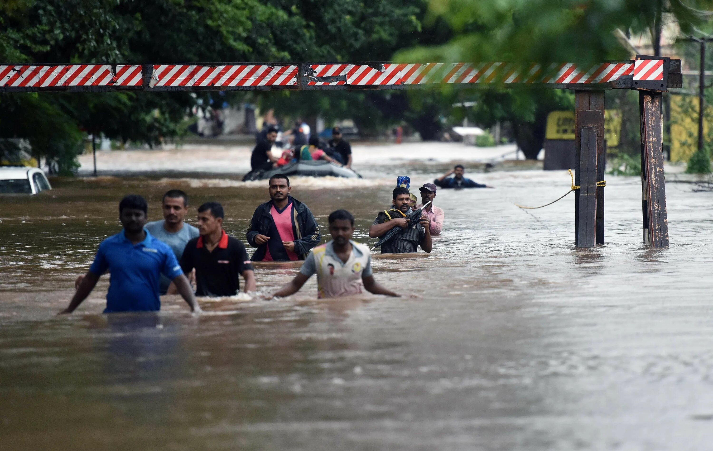 Вода уносит жизни. Наводнение 1970 Индия. Индийские муссонные дожди 2021. Муссонные ливни во Вьетнаме. Итог наводнения в Индии.