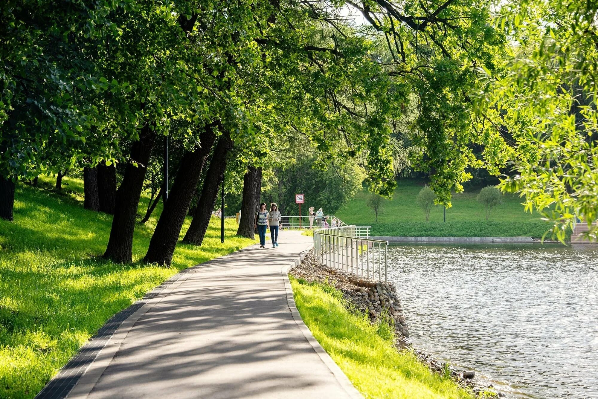 Городские парки москвы. Парк усадьба Люблино. Парк Кузьминки Липовая аллея. Усадьба Люблино парк лето. Люблинский парк набережная.