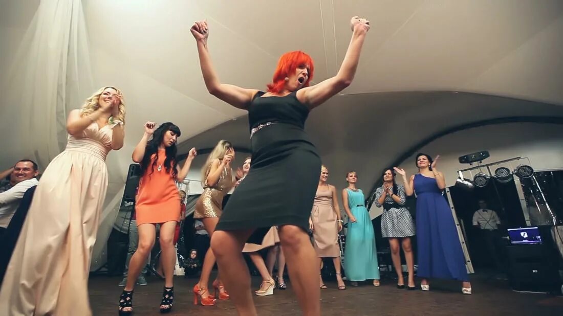 Девушка танцует. Леди огонь. Дама зажигает. Праздник люди веселятся. Дама зажигает.