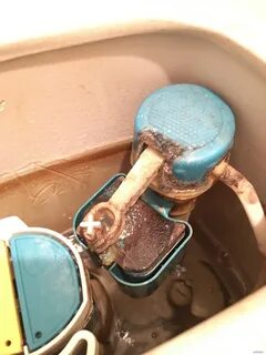 Переливается вода в бачке