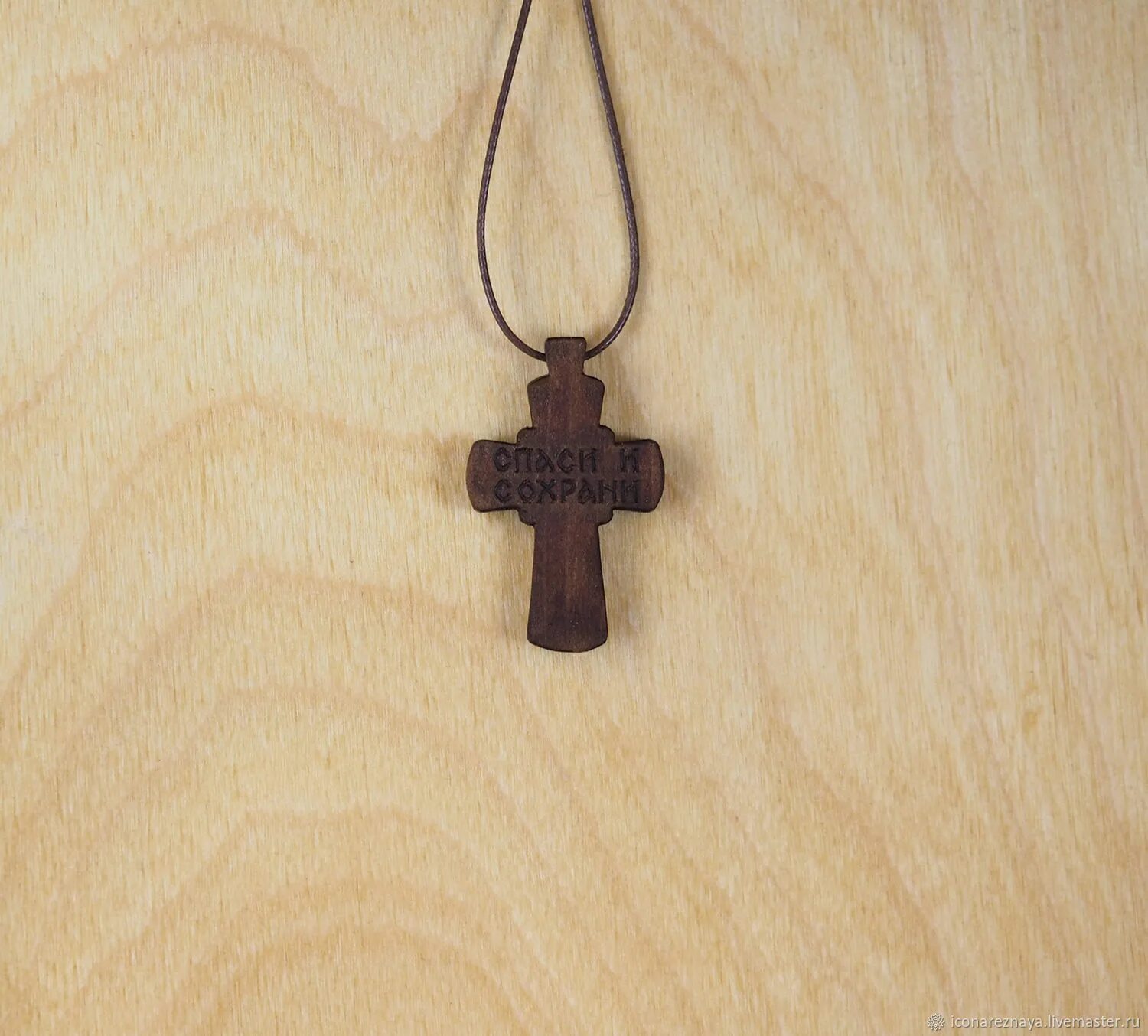 Кипарисовый нательный крестик. Крест нательный деревянный. Деревянный крестик на шею. Нательный крестик из дерева.