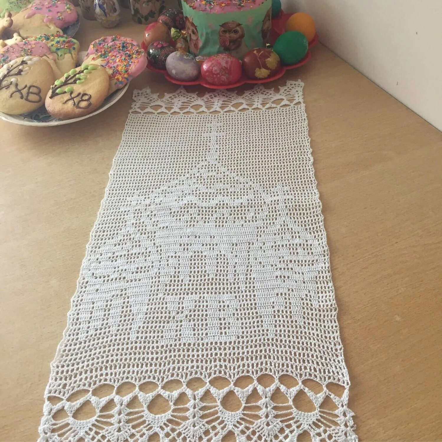 Салфетка пасхальная крючком в технике. Пасхальная скатерть крючком. Салфетка на Пасху крючком. Вязаная салфетка к Пасхе. Пасхальные салфетки крючком.
