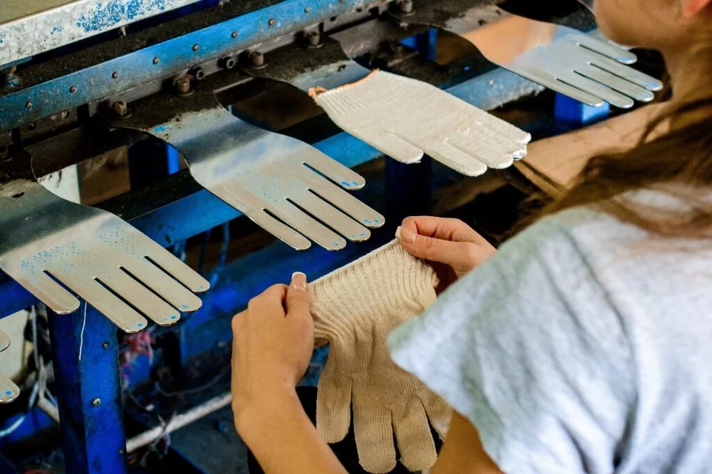 Перчаточный цех. Цех ПВХ перчаток. Станок для производства перчаток. Швейные станки для производства перчаток.