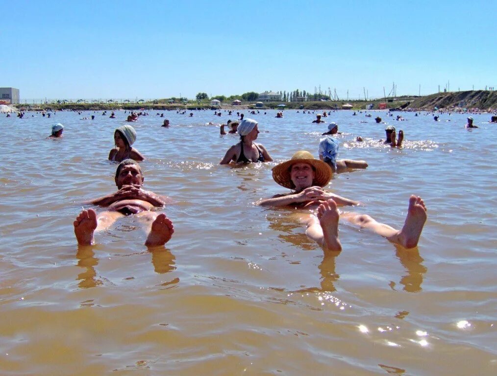 Купаться в соленой воде. Соль-Илецк курорт. Курорт соль-Илецк, соль-Илецк. Солёные озёра, соль-Илецк, курорт. Соль Илецк грязевое озеро.