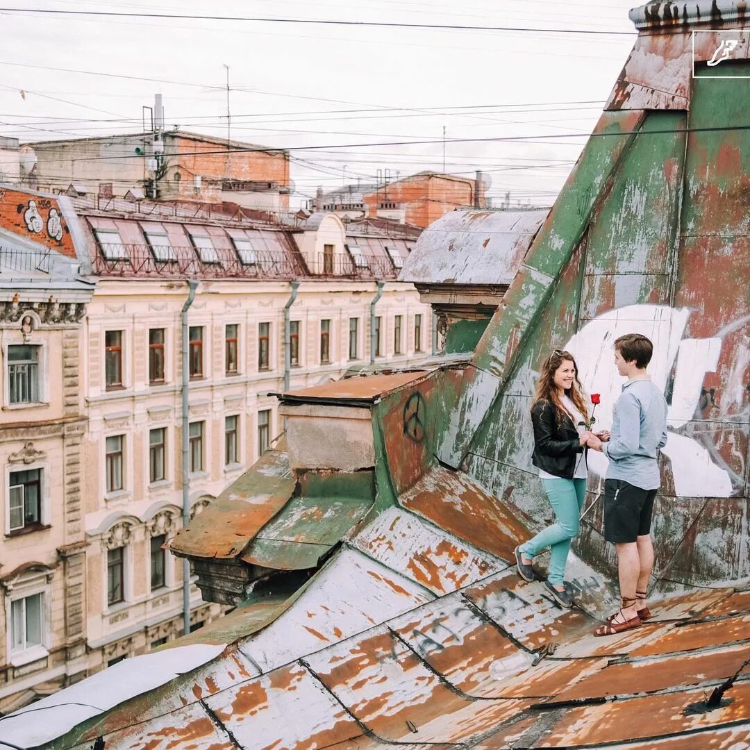 человек на крыше. должен пройти по крышам. олег крикет руфер. смотровая площадка на крыше здания. парадные и крыши санкт-петербурга.