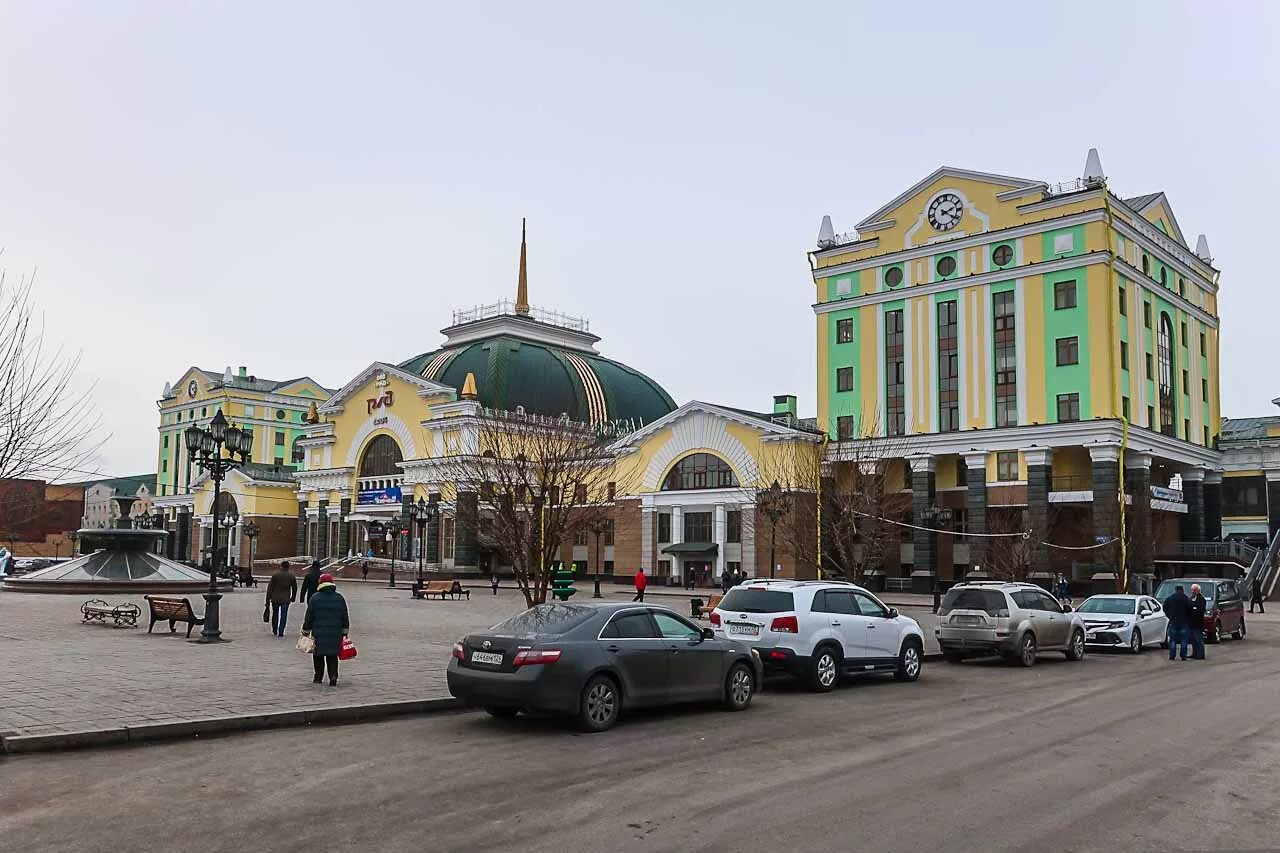 Площадь железнодорожного вокзала красноярск. Ж д вокзал красноярск автобусы. Старый жд вокзал красноярск. Жд вокзал красноярск 2022. Станция красноярск пассажирский.