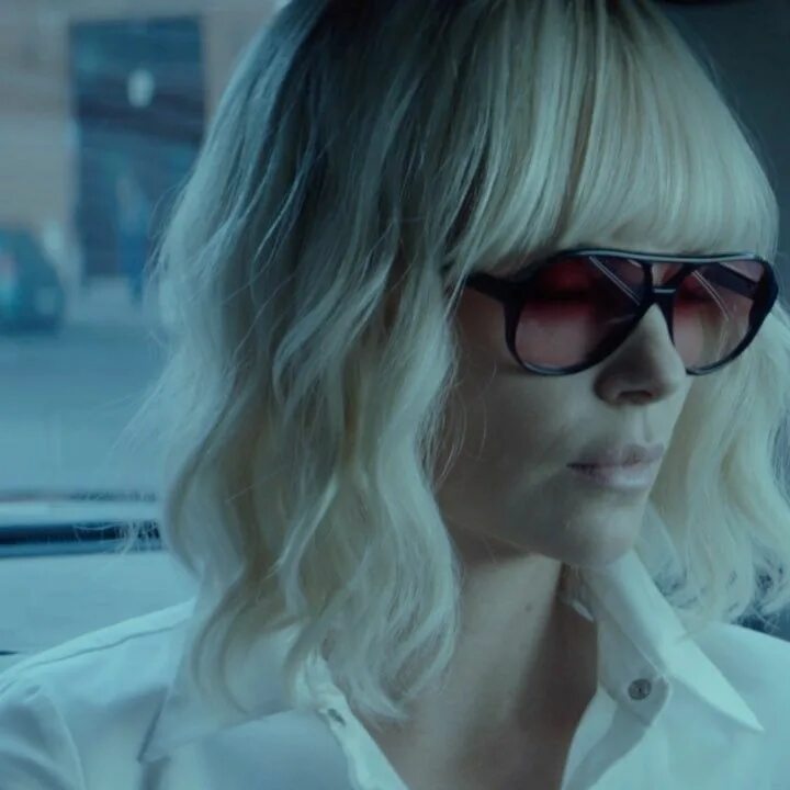 Atomic blonde. Взрывная блондинка Лоррейн. Прическа Шарлиз Терон во взрывной блондинке.