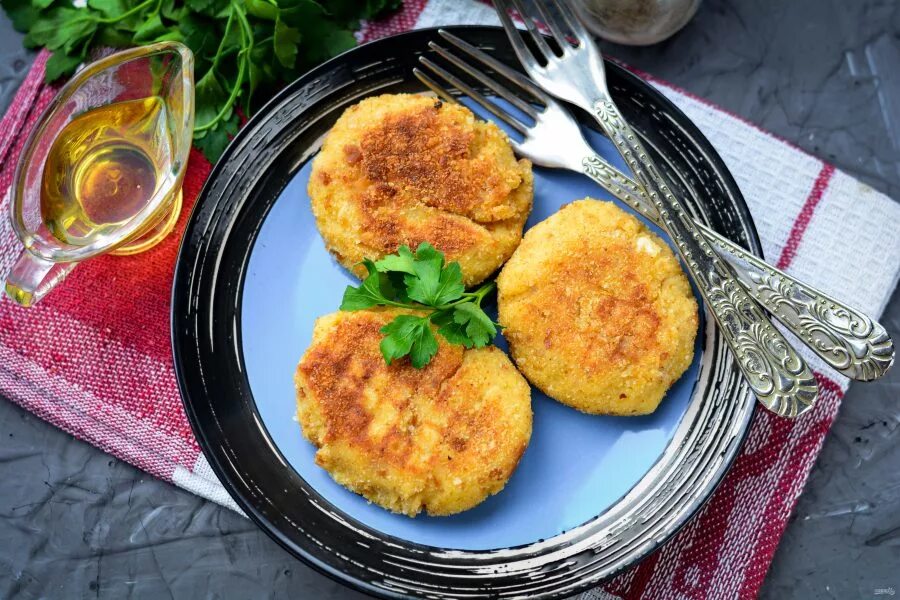 Советские котлеты с хлебом. Хлебные котлеты. кукурузная каша с котлетой. хлебные котлеты рецепт. хлебные котлеты армия.