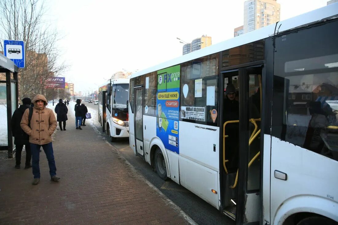 Автобус. Автобусная остановка. Пассажиры в автобусе. Общественный транспорт Подмосковья. Автобус 368 маршрут остановки