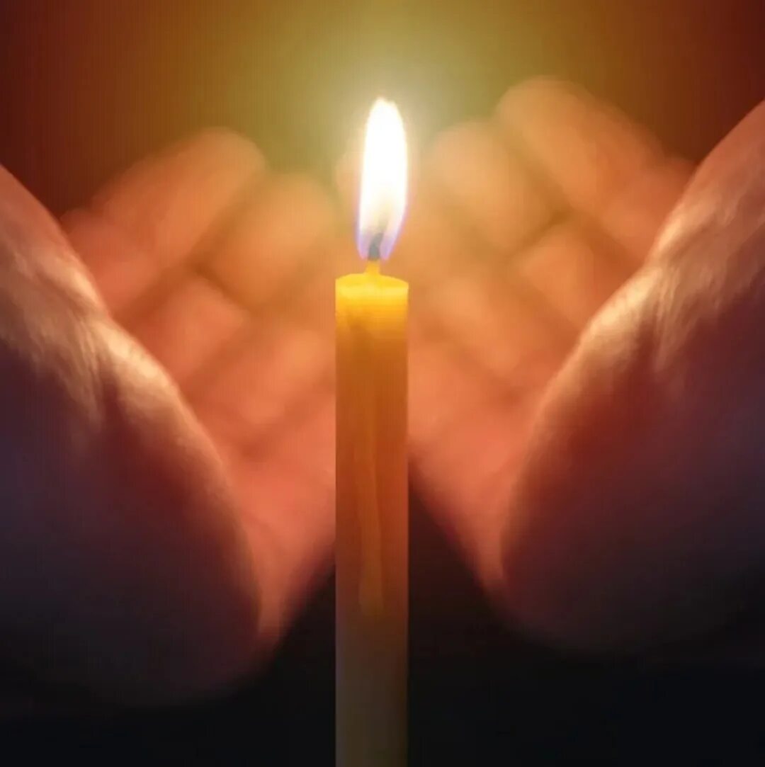 Свеча горит в руке. Церковная свеча в руке. Свечка в руках. Горящие свечи. Горящая свеча в руках.