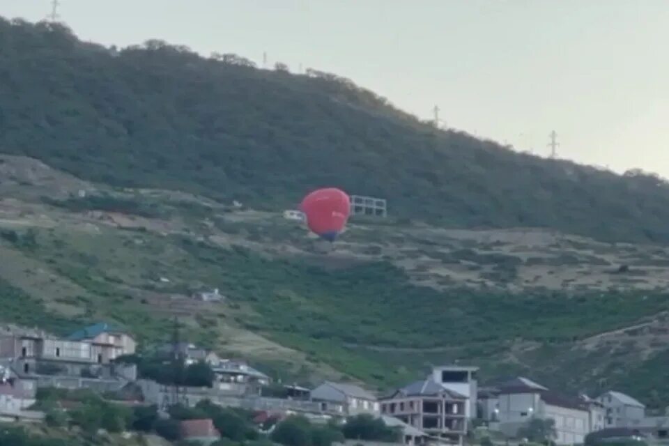Что случилось в грузии на воздушном шаре. В Махачкале упал воздушный шар. Воздушные шары. Воздушный шар. Дагестан скала шары.