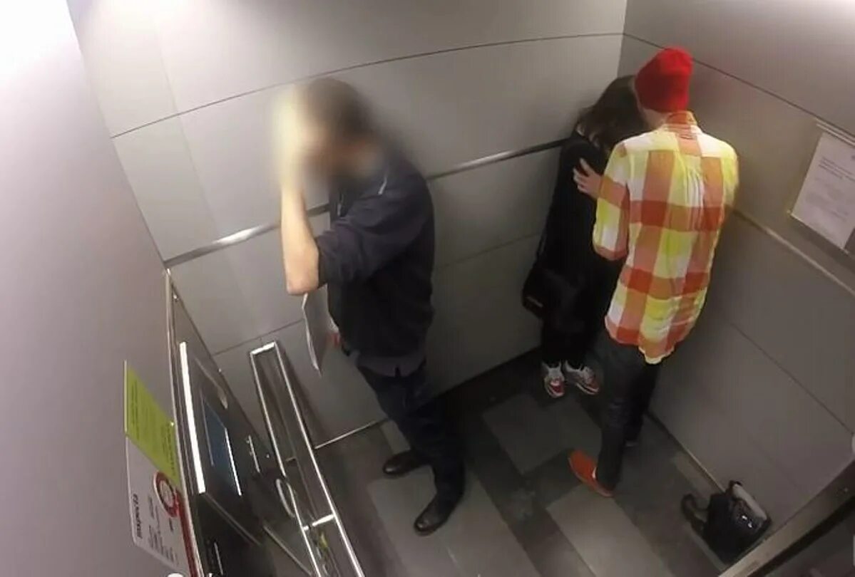 Русские фото скрытой камерой. Скрытый камера в лифте. Девочки пописали в лифте. Девушка в лифте.