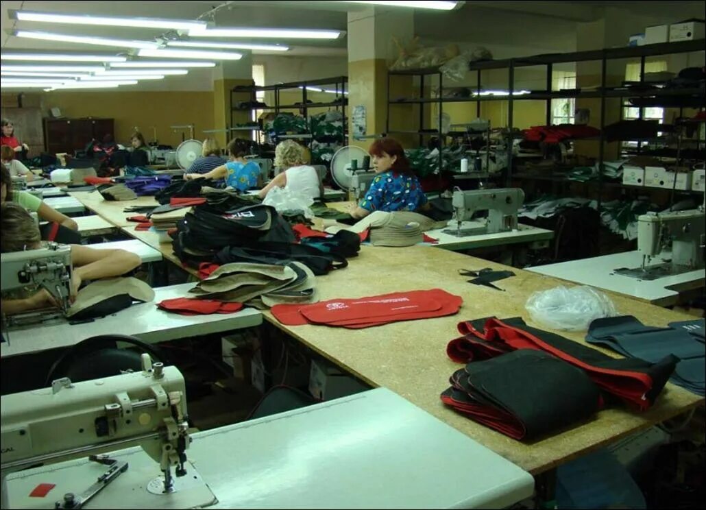 конвейер обувной фабрики. фабрика по пошиву одежды. швейные потоки. галичская швейная фабрика галич. швейный цех.