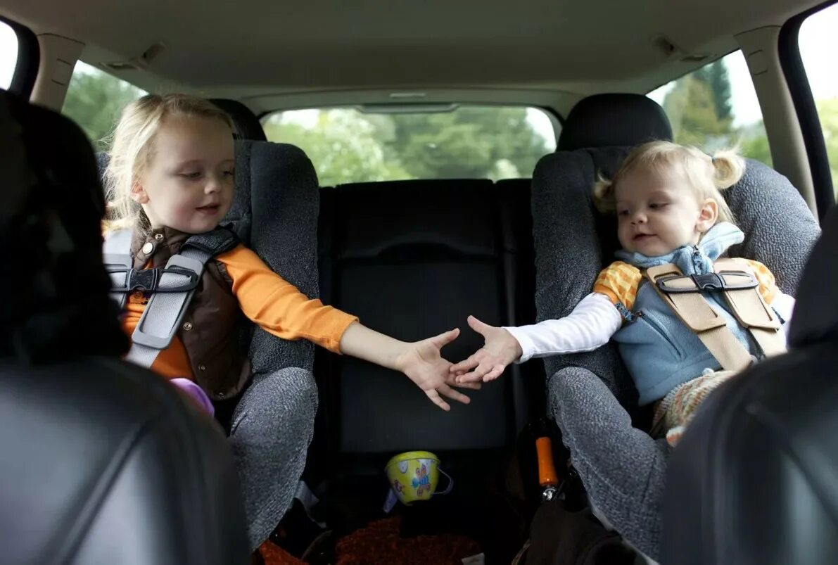 Нарушение правил ремней безопасности. Машина для детей. Ребенок в салоне автомобиля. Пристегивайте детей в машине. Пристегнутый ребенок.