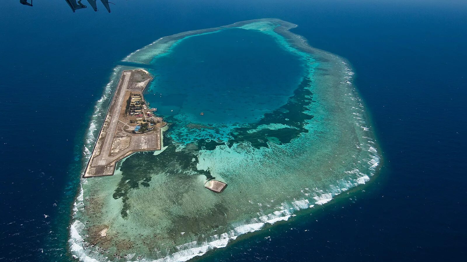 Стране принадлежит самый большой в мире остров. Архипелаг Спратли. Лаянг Лаянг остров. Острова Спратли в Южно-китайском море. Архипелаг Спратли и Парасельские острова.