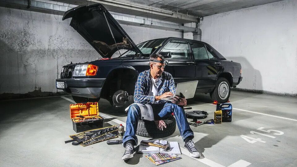 Хобби чинить машину. Автомеханик машина. Ремонт авто андреи. Техническое обслуживание автомобиля. Автослесарь.