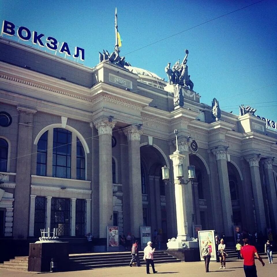 Найти одесская. Железнодорожный вокзал Одесса. Одесский ЖД вокзал. ЖД вокзал Одесса 2022. Одесса 1987 ЖД вокзал.