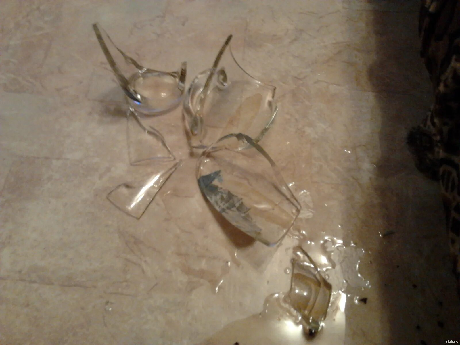Разбитая стеклянная посуда. Разбитый стакан. Разбитые бокалы. Разбитый стеклянный стакан.