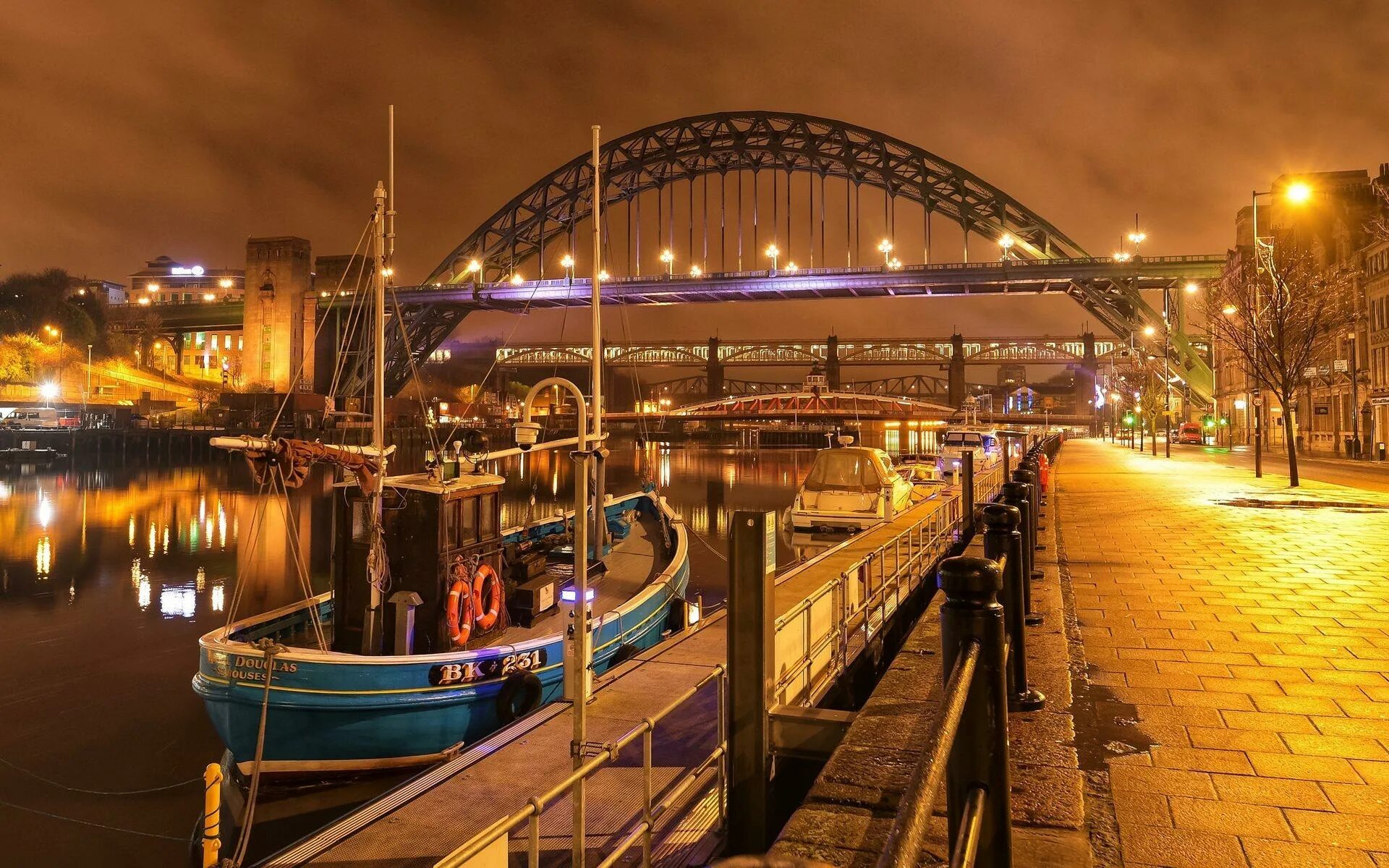 New castle. Ньюкасл-апон-тайн Великобритания. Ньюкасл апон тайн город. Newcastle upon Tyne город. Ньюкасл город Англия.