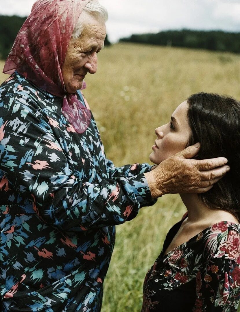 Старая мама. Старенькая мама. Бабушка обнимает. Любовь матери.
