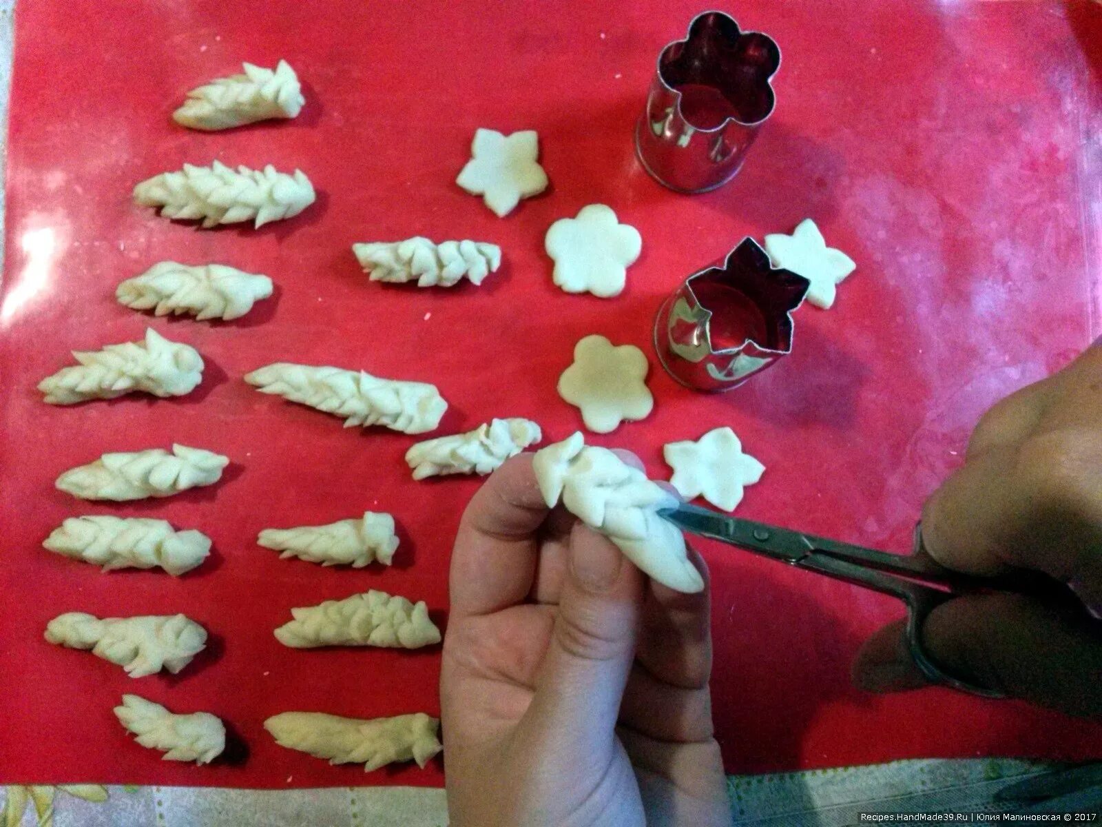 Колосок из теста. Колосья из теста. украшение каравая колосками. украшение на каравай из теста колосок.