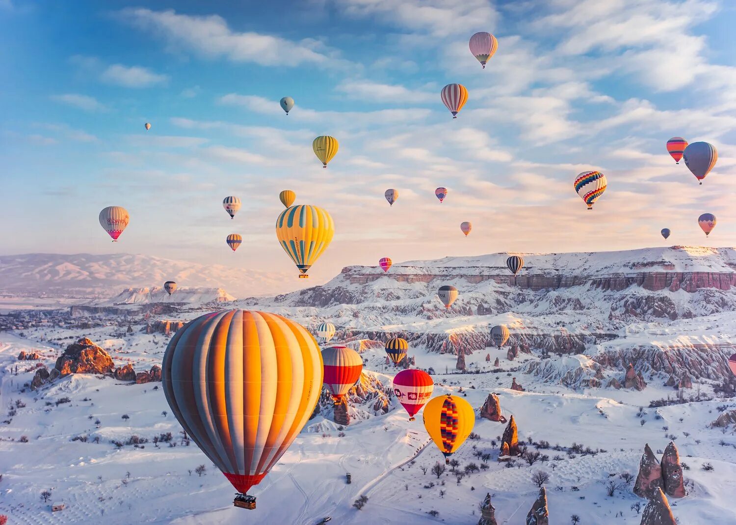 Воздушные шарики зимой. Каппадокия Турция. Каппадокия фестиваль воздушных шаров. Воздушный шар в Турции Каппадокия. Турция Каппадокия воздушные шары фестиваль.