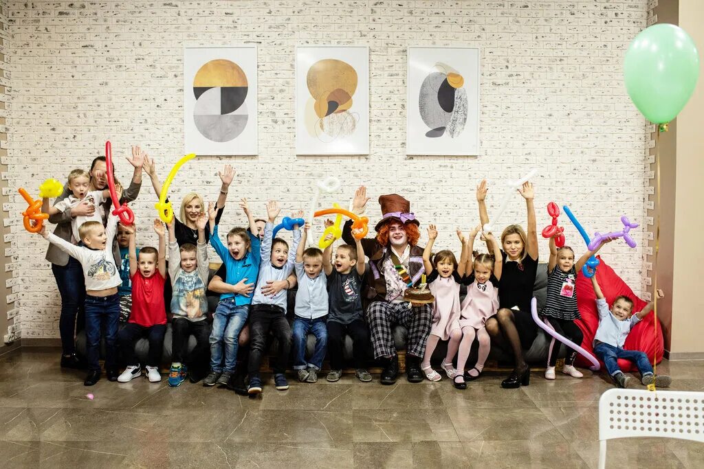 взаимодействие школы и семьи логотип. детская общественность. детская общественность. эмблемы для социологов. разноцветные человечки.