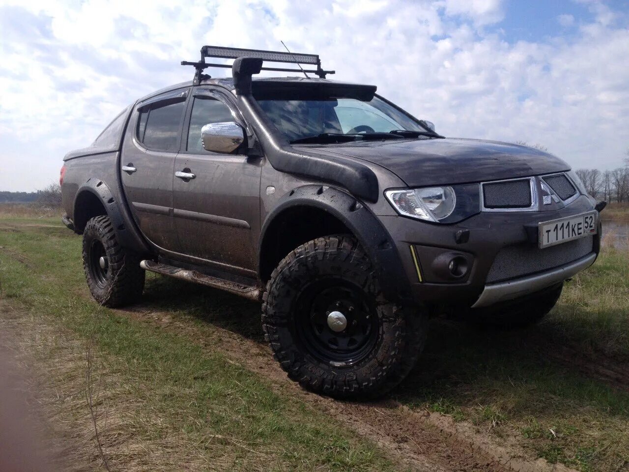 Черный л 200. Расширители арок l200 2020. Бушвакеры l200. Расширители арок Mitsubishi l200. Лаптеры л200.