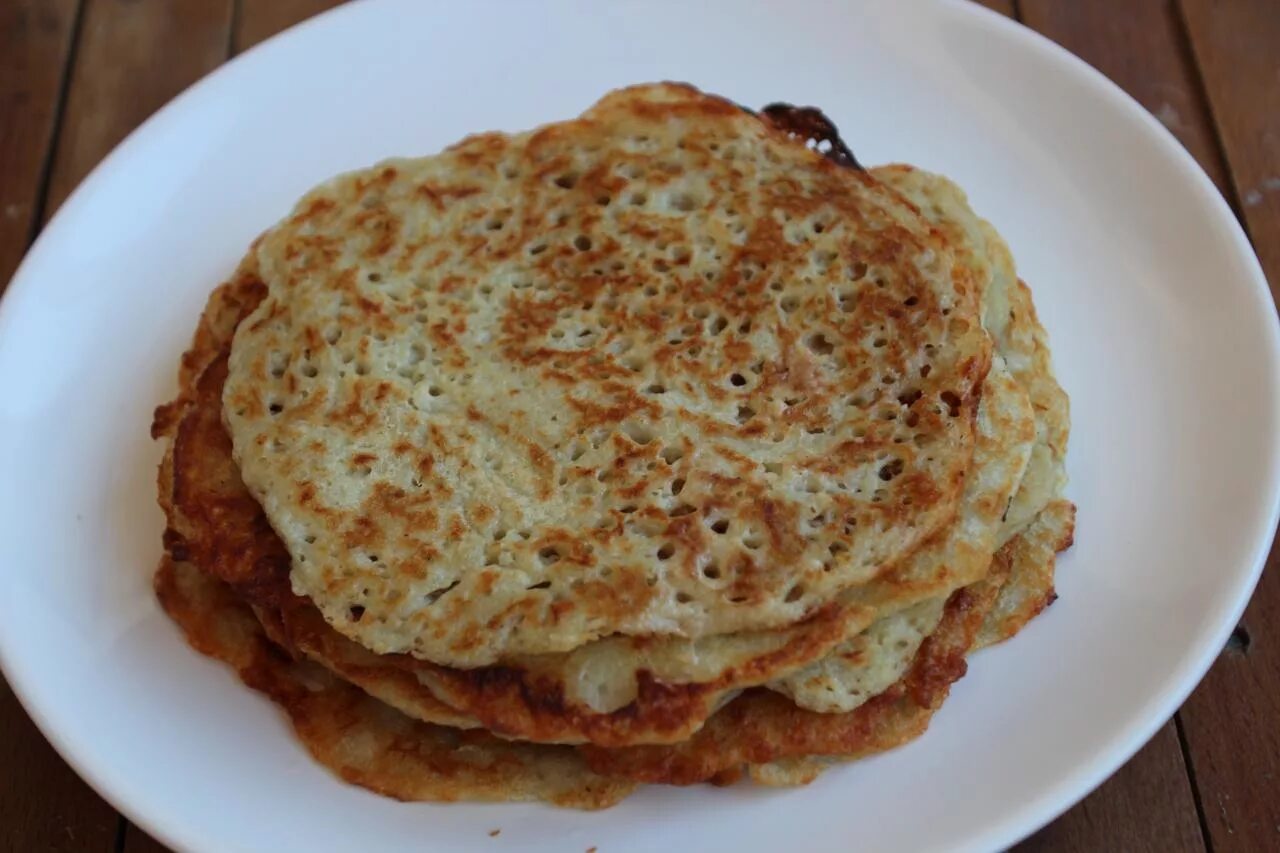 Блины из картошки. Картофельные блины из сырого. Блинчики с сыром и зеленью. Картофельные оладьи с сыром. Картофельные блинчики на кефире.