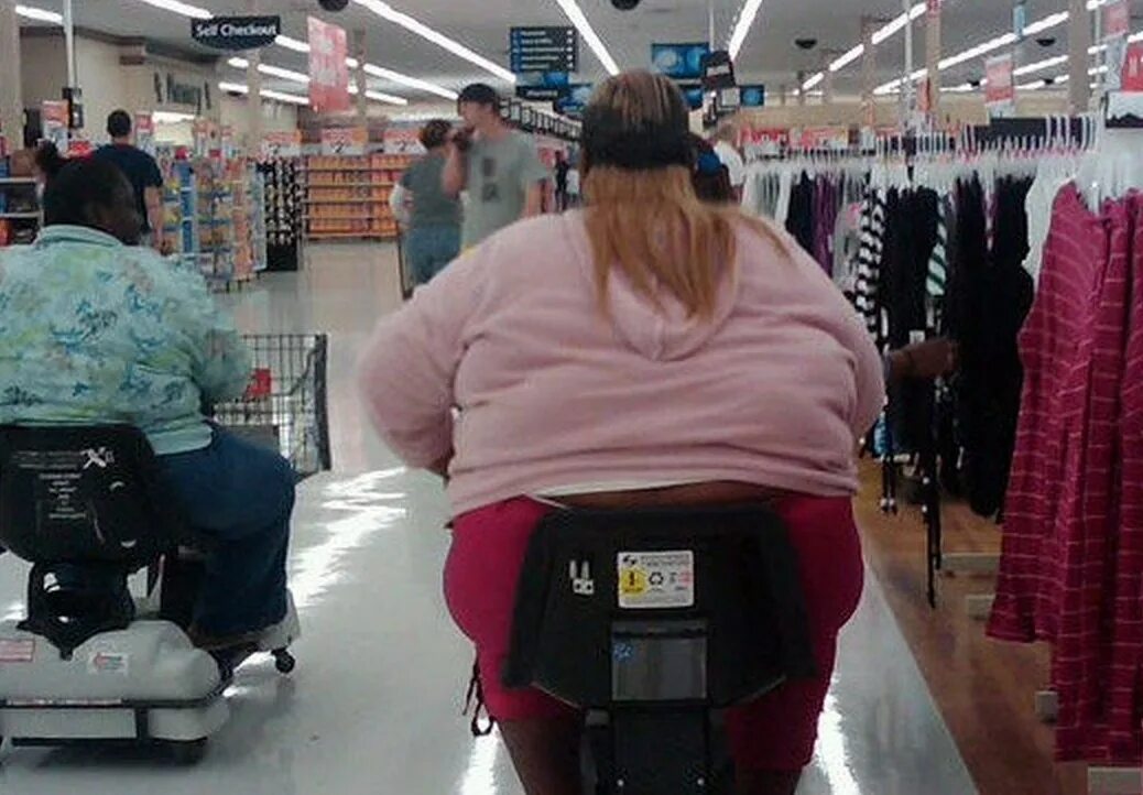 магазин одежды для крупных людей. женщина с продуктами. полки супермаркета. магазин полные люди. магазин одежды для полных людей.