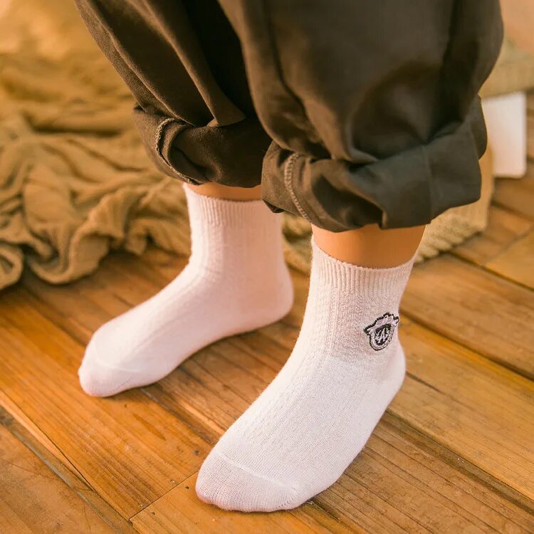 Белые носки для мальчиков. Детские ноги в носках. Мальчики в носочках. Носки детские тонкие.