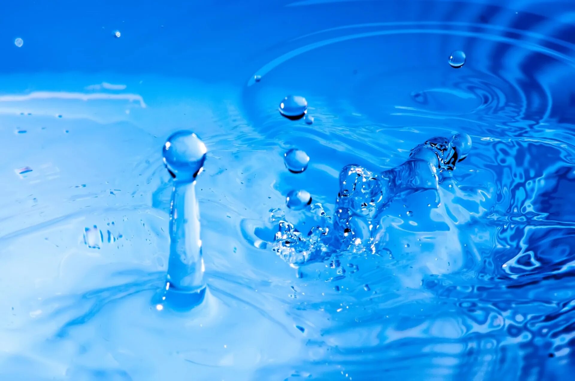 Капли чистой воды. Вода картинки. Вода фон. Голубая вода.