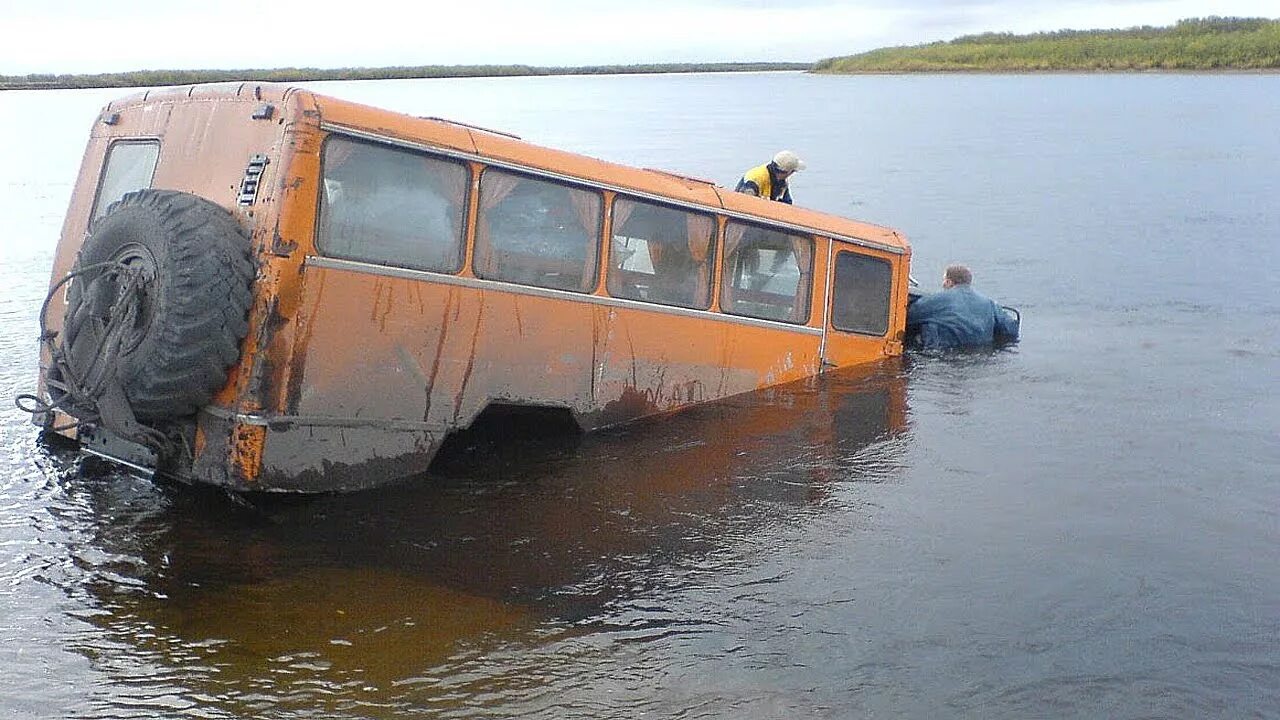 Переезжает уральские. Урал 4320 на бездорожье. Урал в броде. Брод грузовик. Бездорожье России.