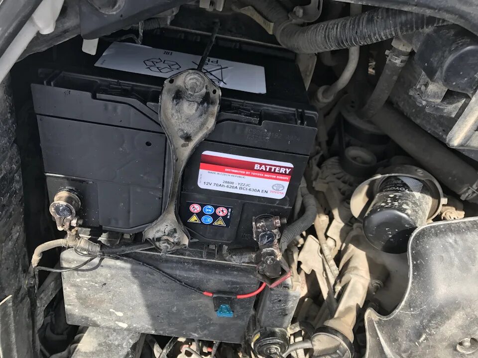 Замена аккумулятора ленд крузер. Замена аккумулятора ленд крузер. Акб lc200 дизель. Замена аккумулятора ленд крузер. Аккумулятор toyota land cruiser 200.