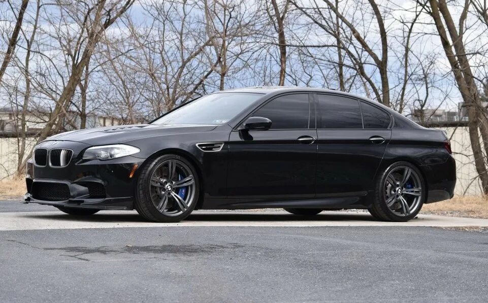 Bmw 5 black. БМВ м5 ф10 черная. BMW m5 ф10 черная. BMW f10 черная тонированная. БМВ м5 f10 черная.