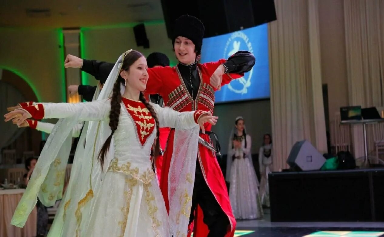 Кавказ лезгинка. Джигит кавказа ансамбль. Костюмы ансамбля лезгинка. Лезгины кавкасиони. Лезгинка танец.