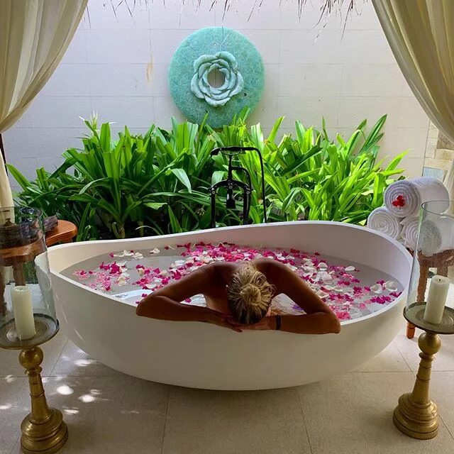 Спа дали. Ванная с лепестками роз на Мальдивах. Алена Венум на Мальдивах бассейн с лепестками роз. Бассейн с лепестками роз фото на Мальдивах.