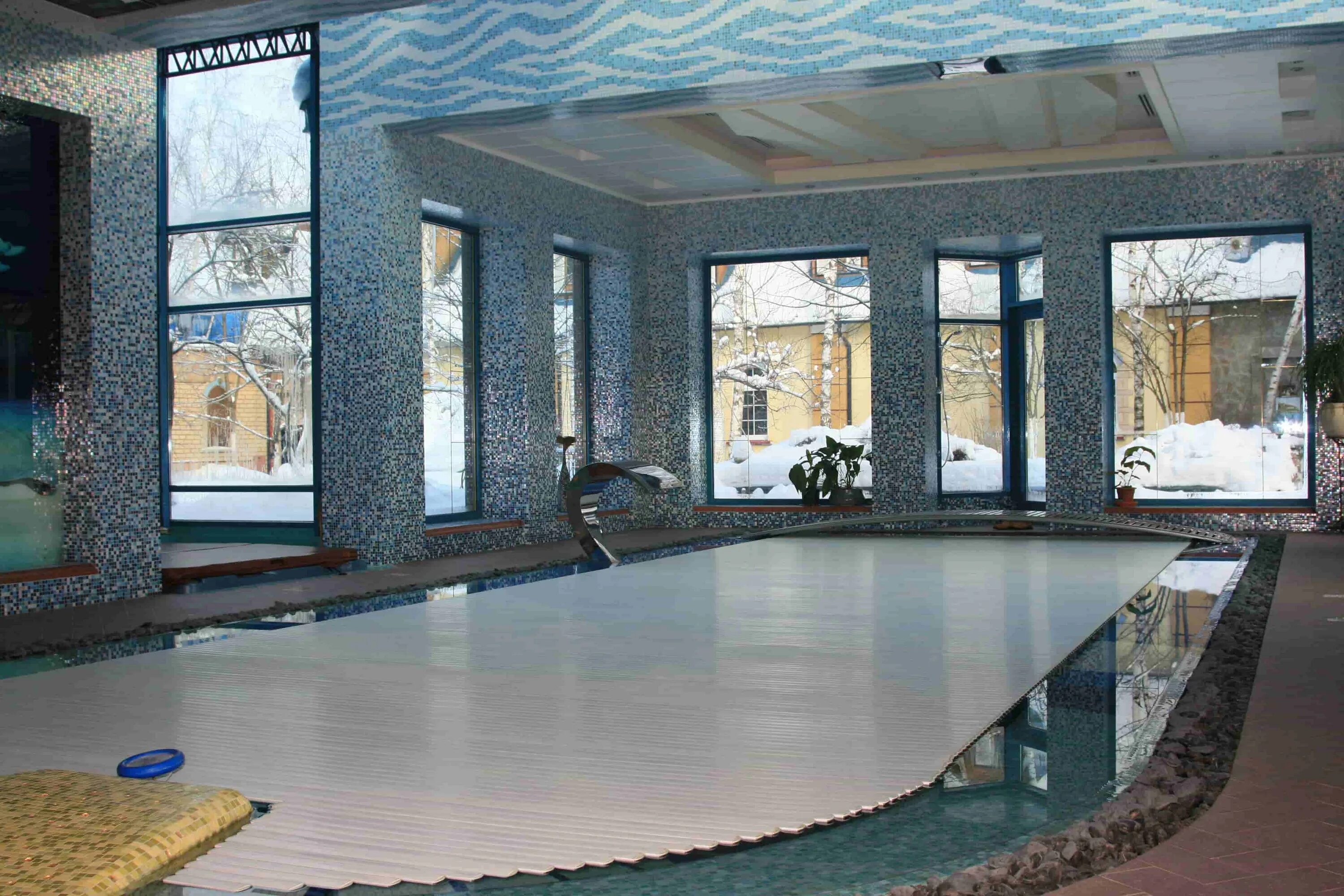 Mr pool для бассейна. Бассейн в офисе. бачейн в офисе. московский офис с бассейном. ремонт бассейна.
