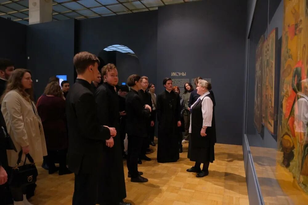 урок в музее. третьяковская галерея экскурсия для детей. третьяковская галерея студентам. студенты в галерее. третьяковская галерея студентам.