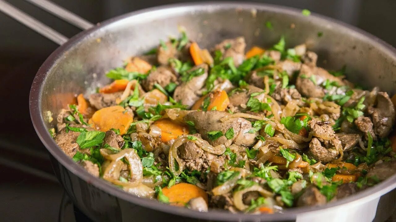 Печень в сметане с морковкой. Печень куриная в сметане с луком и морковью. печень куриная тушеная с луком и морковью. печенка тушеная с луком и морковью. куриная печень с луком.
