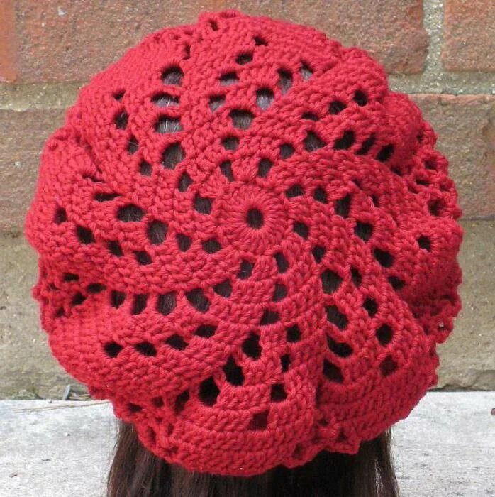 Теплый берет крючком. Ажурная беретка крючком. Берет крючком мастер класс. Вязаные береты. Вязаные беретки на весну.