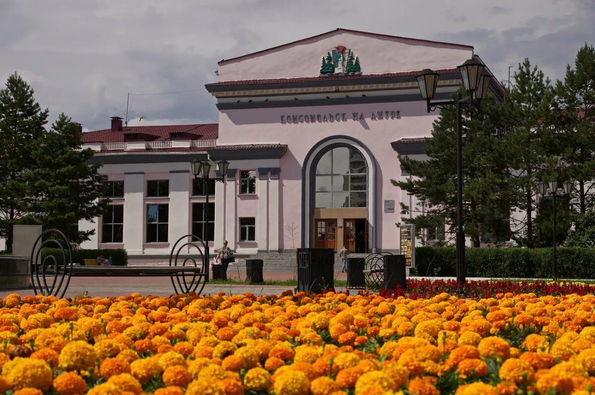 Комсомольск на амуре летом. Комсомольск на Амуре. Комсомольск-на-Амуре Хабаровский край. ЖД вокзал Комсомольск-на-Амуре. Вокзал Комсомольск на Амуре.