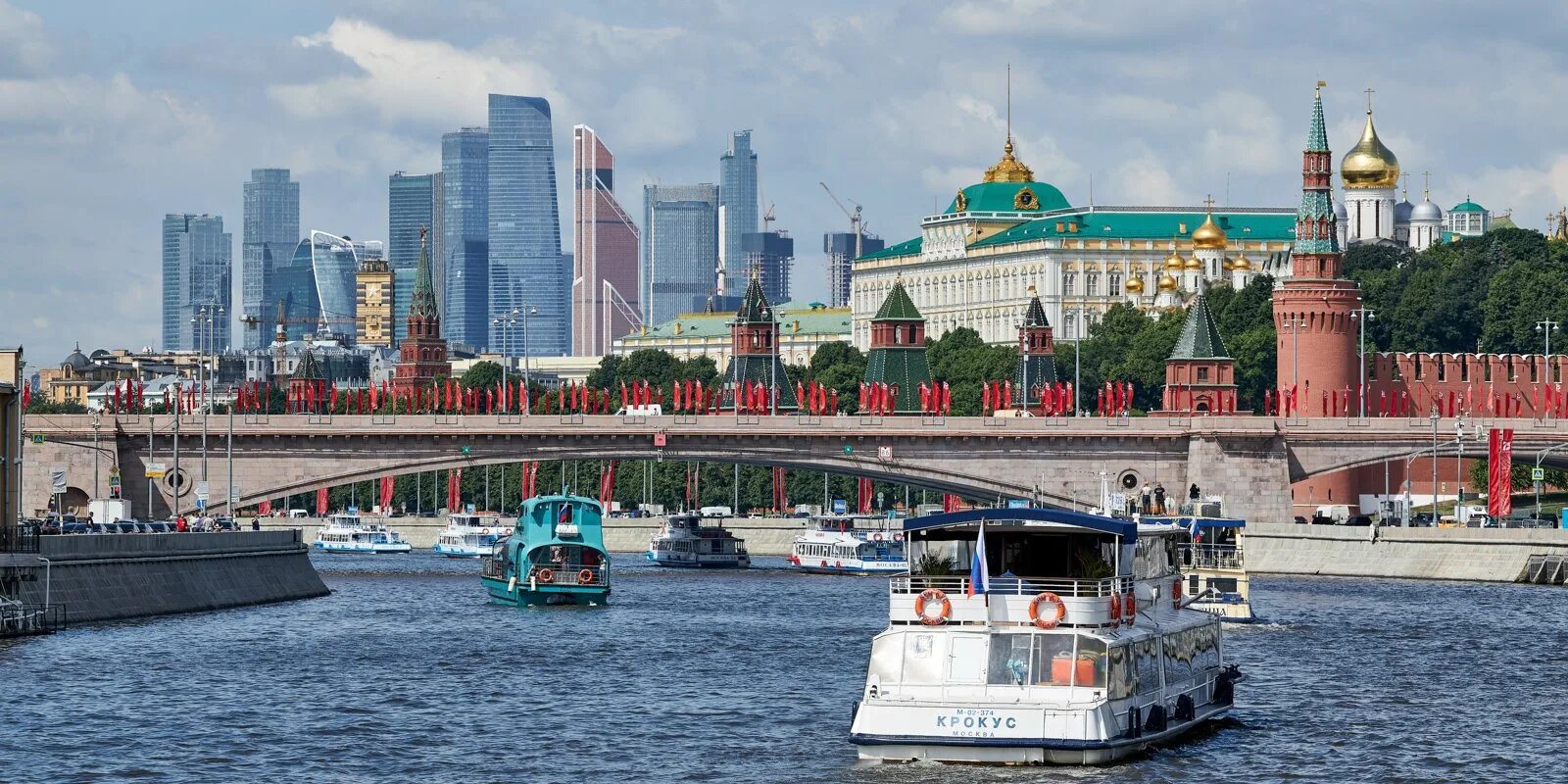 Реки Москвы. Прогулки по Москве-реке речного вокзала. Речные трамвайчики в Москве Собянин. Москва Сити река теплоход.