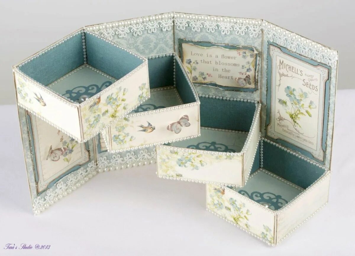 Скрапбукинг коробочки для подарков. Маджик бокс скрапбукинг мк. Подарочная коробочка для денег квиллинг. Мк шкатулки из бобины от скотча. Мк коробочек.