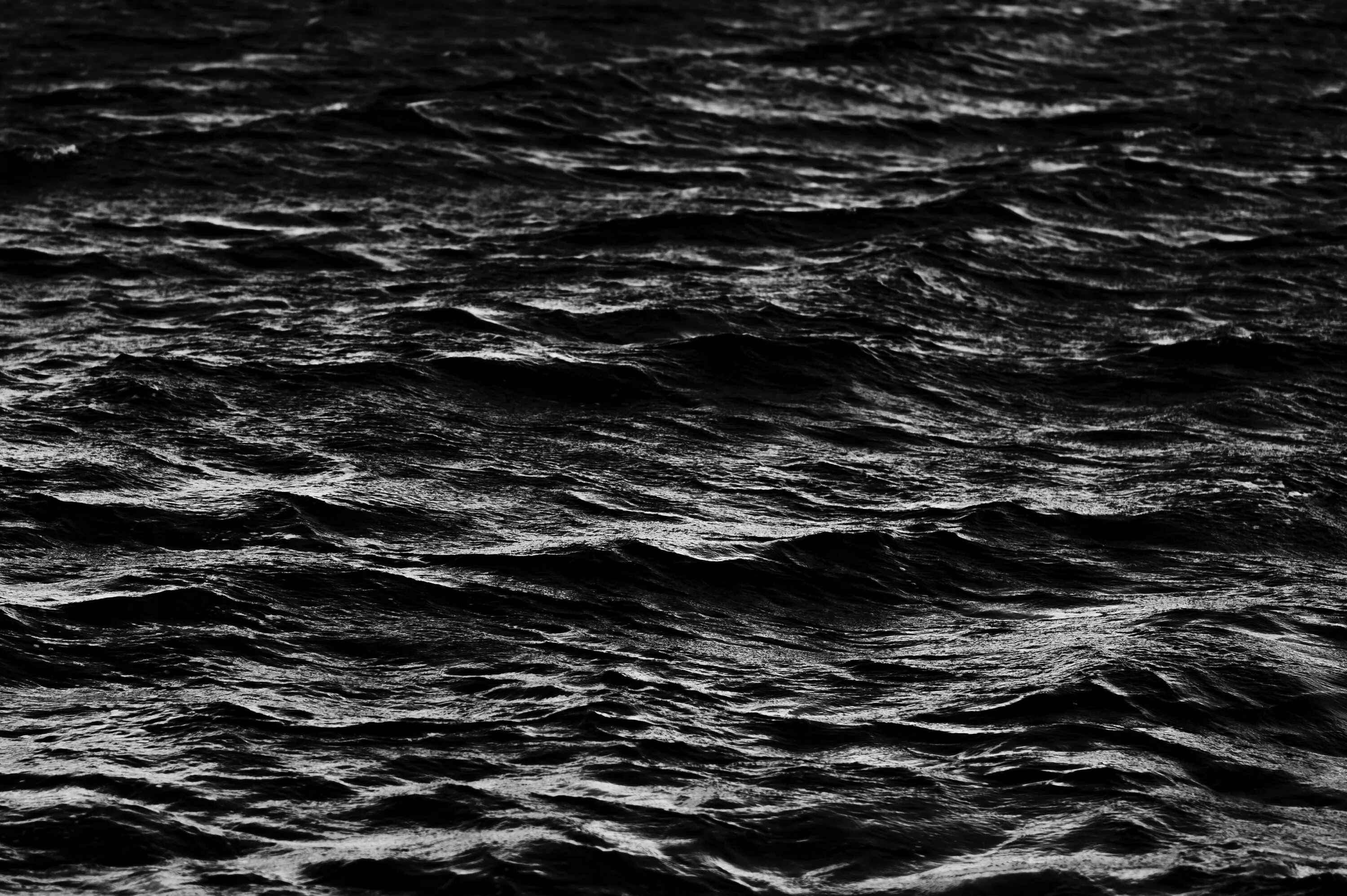 Черная вода. Черные волны. Темные воды. Фон море темное.