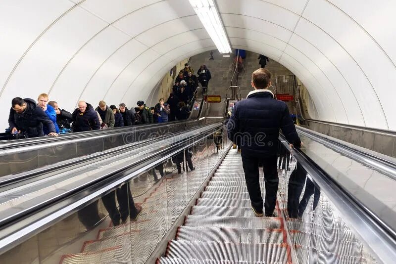 Эскалатор метро спускает идущего по нему. Не бегите по эскалатору в подземном метро.