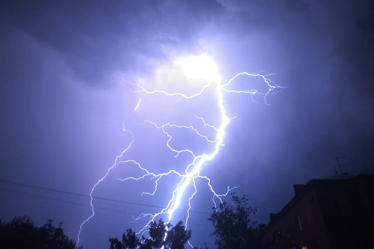 Сильный удар молнии. Сильнейшие удары молний. Гроза шаровая молния. Наземные молнии. Сильнейшие удары молний.