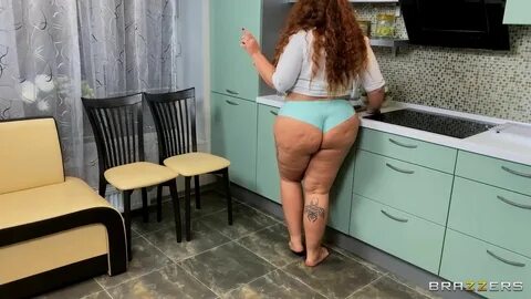 DayWithgwiazda porno Yola Flimes rucha się w kuchni z Yolą.