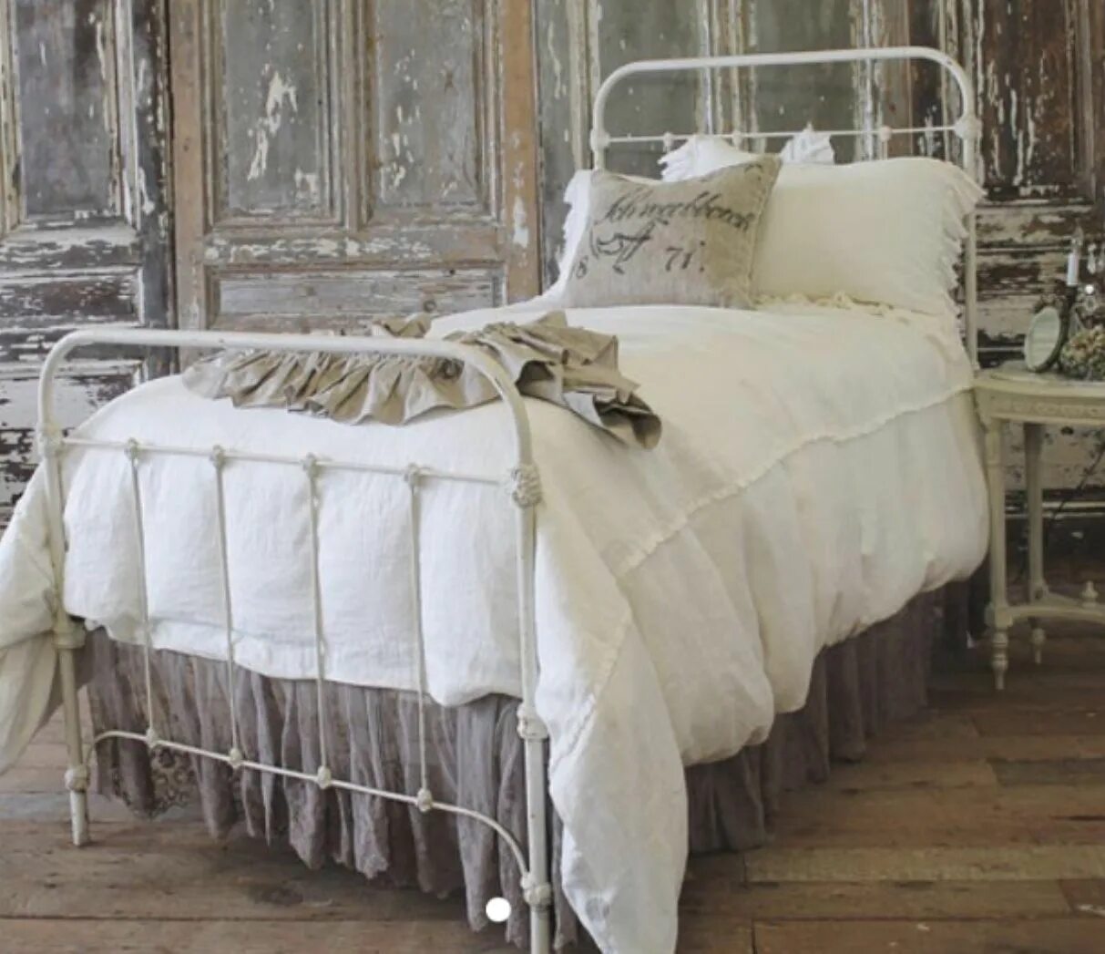 Куплю старые кровати. Шебби Шик мебель железная кровать. Кровать в стиле ретро. Железная кровать в деревенском стиле. Старинная железная кровать.